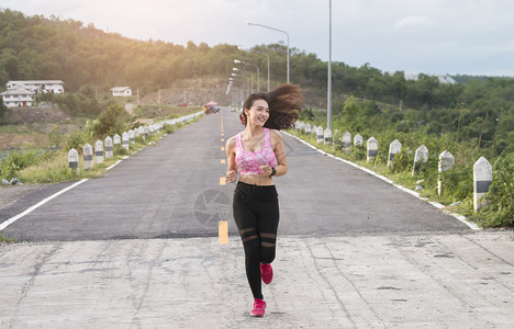 练习年轻的外部快乐亚洲女在户外奔跑运动女孩图片