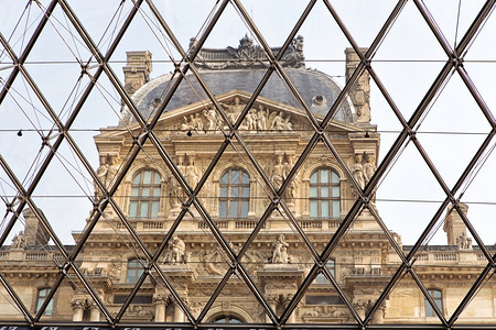 天空巴黎卢浮宫博物馆通过玻璃金字塔艺术颜色图片