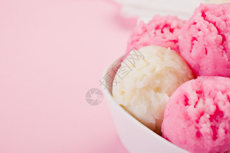 勺子清爽美食新鲜草莓香冰淇淋照片图片