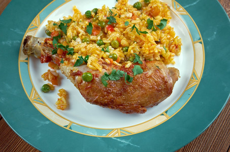 煮熟的Galinhada炖鸡典型的巴西菜饭用鸡红花和蔬菜制成金的辣椒图片