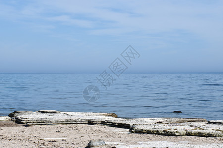 水平坦的波罗海在瑞典群岛奥兰的平面岩石海岸附近经过图片
