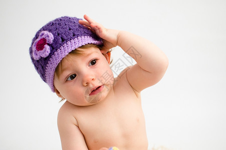 穿着针织帽的可爱女婴图片