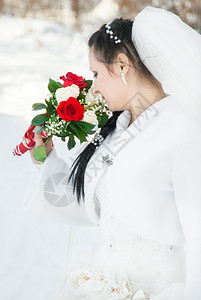 女新娘的肖像用一束鲜花穿着婚纱美丽华的背景图片