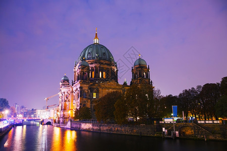 交通城市柏林多姆夜中概览大教堂图片