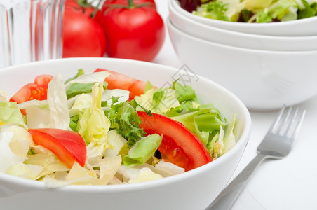 饮食美白碗中新鲜绿色蔬菜沙拉晚餐图片
