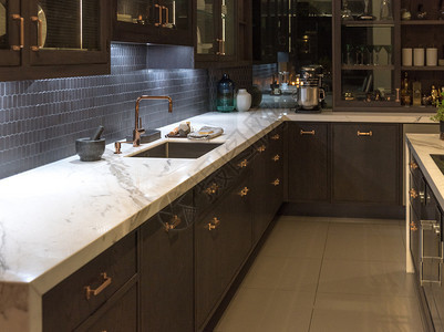 内部的优雅豪华花岗岩大理石Marble配有辅助器械的化厨房昂贵图片