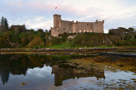 摄影景观看一眼邓文根城堡的漂亮景色反射着斯凯岛的湖水苏格兰人图片