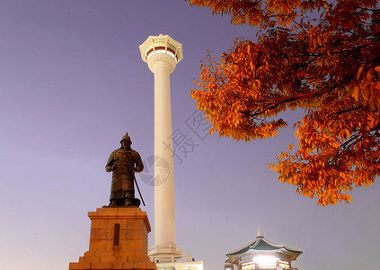 旅游吸引力釜山高楼和朝韩天夕在永都山公园的Yisunsin海军上将雕像地标图片