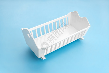 和平舒适蓝色的以背景隔离白婴儿床出生率概念图片