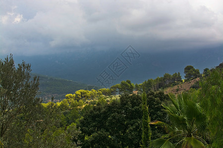 8月西班牙马洛卡大山风景在雷暴前有阳光和阴凉以及绿色细微妙之处梅洛卡大山风景在雷暴前有阳光和阴影以及绿色细微妙之处差别雷雨植物图片