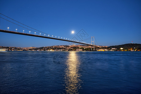明亮的月下夜海岸背景的博斯普鲁海峡大桥土耳其伊斯坦布尔夜景明月下海岸背景的博斯普鲁海峡大桥旅游图片