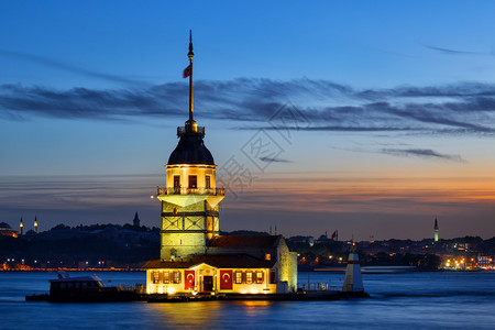 塔博斯普鲁海峡Bosphorus夜间风景伊斯坦堡Bosphorus水域的BosphorusTower夜晚背景