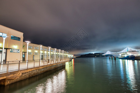 运输天空旧金山Embarcadero和海湾大桥在晚上加利福尼亚美国水图片