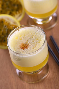 马拉库亚苏尔MaracuyaSour是秘鲁流行鸡尾酒由马拉库亚和柠檬汁皮斯科糖浆和蛋白选择焦点制成垂直的中间一种图片