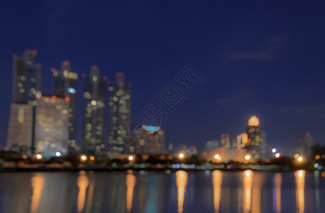 城市景观抽象的夜晚间曼谷天空线反射水模糊bokeh背景图片