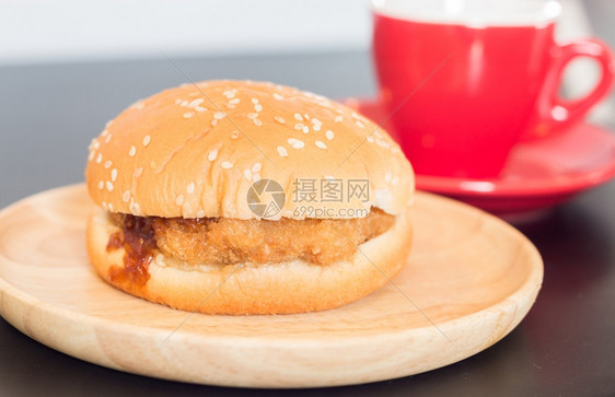 美食味的深油炸猪肉汉堡包股票照片午餐早图片