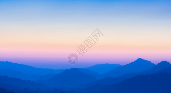 阳光山上日落的景色重点分散的自然背景农村泰国图片