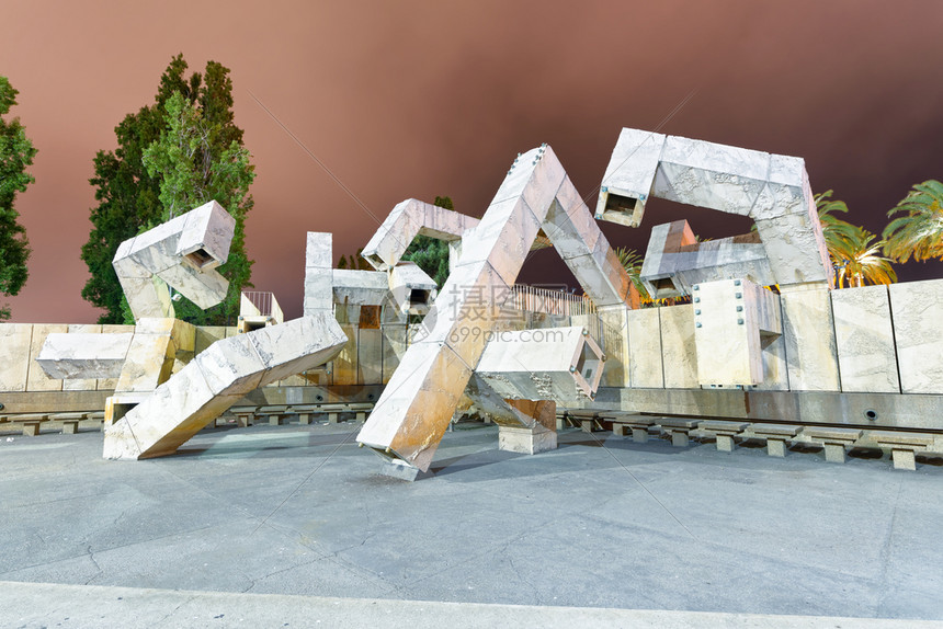 渡船威兰古喷泉2017年8月5日夜间在旧金山FRANCISCO的现代雕塑2017年8月5日晚上在法里大楼前广场上的现代雕塑目前水图片