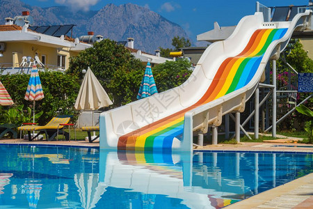 彩虹滑梯水上乐园的多彩滑道背景
