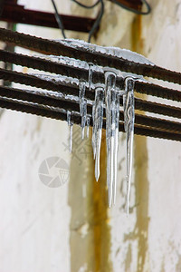 天气季节水晶在寒冷和灰暗的冬季水冰柱落下图片