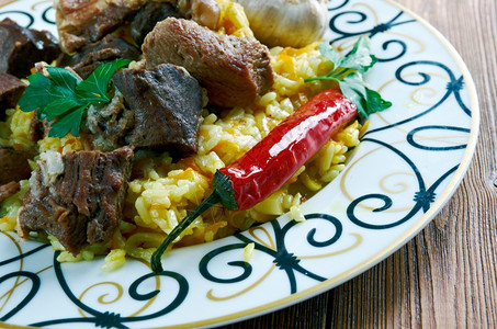 蒲老中间食物乌国大餐配有羔羊和大米图片