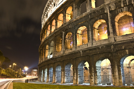 罗马著名的宫殿一部分在晚上罗马地标圆形剧场吸引力图片