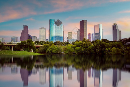 美国得克萨斯州休顿市中心天线城景色日落时摩天大楼景观高图片