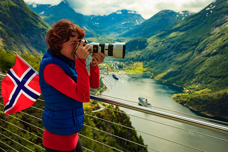 船从奥恩斯文鹰路的角度拍摄影照片挪威观光客拍攝Fjord地貌的照片挪威在的GeirangerfjordGeiranger图片