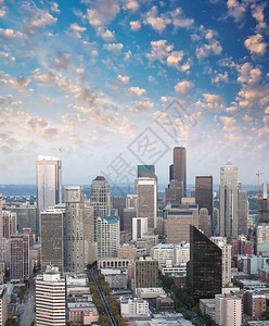 西雅图华盛顿美丽的城市天际线与高耸的摩天大楼美丽的城市天际线与高大的摩天楼在日落建造都会图片