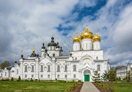 俄罗斯科托拉马市圣阿纳斯塔西亚修道院女清春日Sunny春天白色的金全景图片