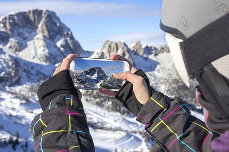 用手机拍雪山的女孩图片