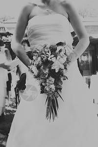 优雅婚礼爱带着一束美丽的鲜花包新娘图片