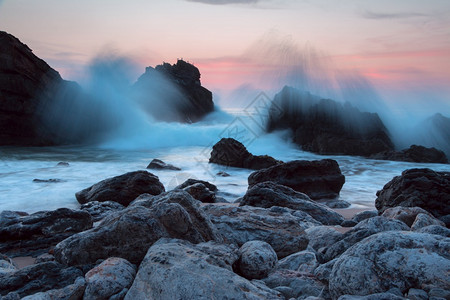 葡萄牙结石户外海岸悬崖和冲浪之夜海喷雾在落岩海岸上喷洒的洋冲浪图片