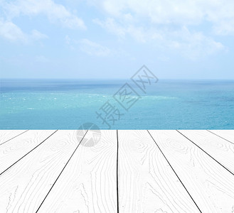 自然清空视角白木桌模糊的海面和蓝天空背景模板产品显示时的颜色地面白图片