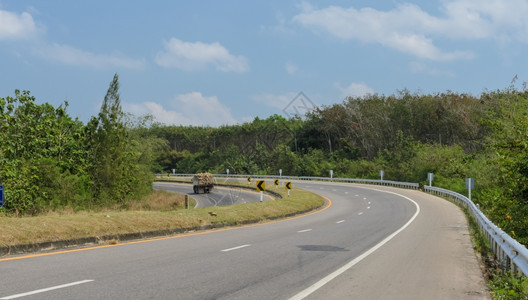 高速公路车带有障碍和警告曲线路标志的农村道运输背景图片