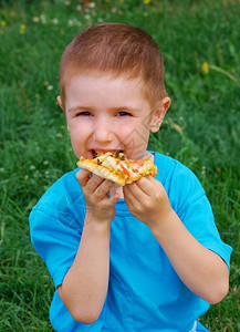 吃披萨的男孩图片