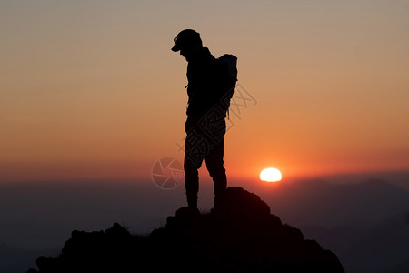 登山者户外动机与羊登的长夕阳顶峰图片