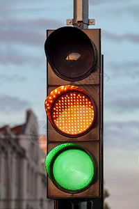 云层背景街道安全城市概念多彩旅行或警告信号灯绿色道路信号运输控制Green路信号运输控制的交错在云雾背景街道安全的公路上对黄色交图片
