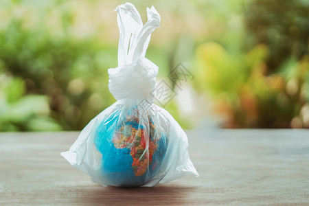保护放在桌上塑料袋中的地球日概念节省污染图片