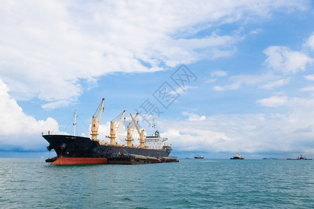 工业的海上停泊等待运往港口的货船到港口起重机图片