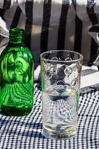 渴目的玻璃和瓶纯净水饮概念清爽图片