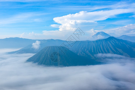 东印度尼西亚爪哇岛上午在BromoTenggerSemeru公园美丽的乌云和浓雾在山谷的清晨喷雾国民早图片