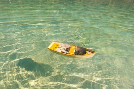 安宁排假期在水上漂浮的黄划船图片