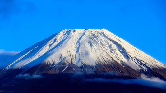 关紧藤山美丽的雪火山和蓝天空背景在日本清除冰凉爽的图片