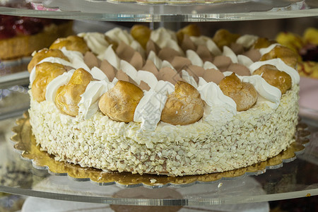 塞满奶油泡芙的蛋糕和塞满奶油泡芙的蛋糕餐厅棕色的巧克力图片