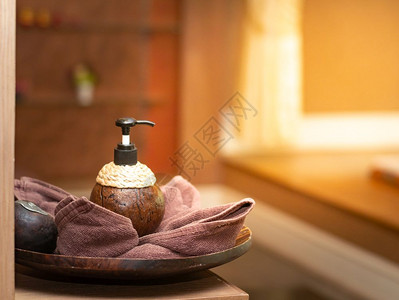 贝壳治疗沙龙泰国古老按摩房椰子壳的食用器产品有来自窗户的然光源泰国背景