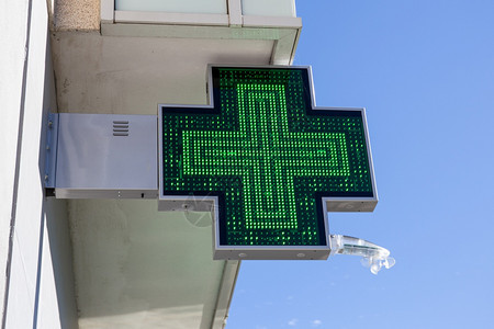 建筑外墙的药用电标牌照明化绿十字正面城市制药图片