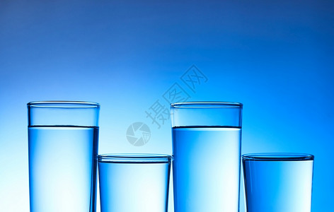 蓝色的背景玻璃中的水背景玻璃中的水白色反射图片