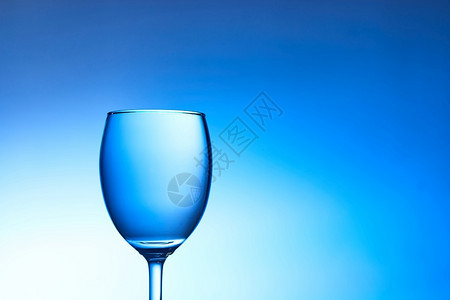 蓝色背景玻璃中的水背景玻璃中的水纯度反射关心图片