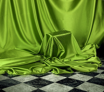 盒子隐藏在绿色花边丝绸布织物下的秘密神绿色揭开面纱展示图片